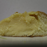アミール - とろ〜りクリームパンの断面