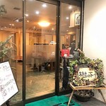 樹の下で - 地下のお店玄関