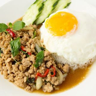 新鮮なガパオ（バジル）を使ったガパオライス