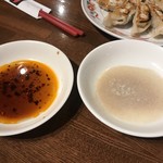 中華ダイニング 餃子屋台 - ラー油の層ができてる酢醤油と胡椒酢