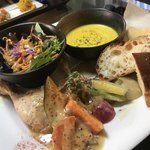 センプレ - 骨付き鶏もも肉の煮込季節のソース（1,400円）