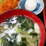 漁師の海鮮丼 - 味噌汁、蒲鉾