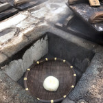 鉄輪豚まん本舗 - 噴気の穴の上に、食材を載せた竹笊を置き蓋をして蒸します。