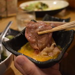 焼肉酒場 にくまる - 秒殺ロース。タマゴを潜らせて頂きます。激うま(#^.^#)