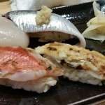 つきぢ神楽寿司 - 焙り金目鯛・穴子・ホタテ・鯵。