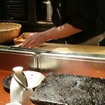 葱ぼうず - 板長さんが目の前で料理するカウンター席