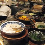 燦 心斎橋店 - バイキングテーブルの料理を撮影