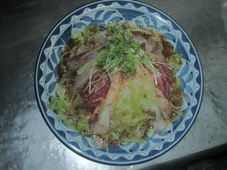 Uoyaisshin - 大皿の刺身の入ったサラダです。