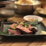 焼肉 ミートパンチ - 低温調理牛レバ刺し 980円。