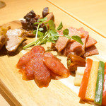 酒肴麺飯 アテニヨル Little China - 中華風の肉盛りプレートもあります。