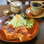 CAFE JEUNO - シナモントーストのモーニング