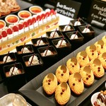 ザ・テラス - 南瓜のクレームブリュレ、フルーツショートケーキ、チョコレートプリン、スイートポテト、チェリーとチョコレートのクリーム