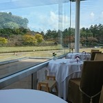 ジャルダン ポール・ボキューズ - 店内･･･兼六園の森と金沢城の石垣が見えます♪