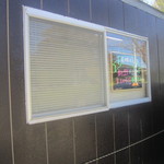 テント右手に建物が