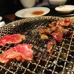 焼肉トラジ - 置いてすぐ(左)、焼きあがり(右)