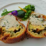 ジャルダン ポール・ボキューズ - 魚料理：ノルウェーサーモンパイ包み