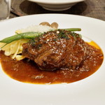 ルナール ブルー - 国産牛ほほ肉の赤ワイン煮込み　チーズ風味のパスタ添え