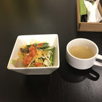 Itariambaruharu - サラダとスープ。
                      美味し。