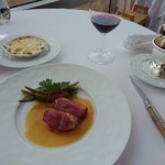 ジャルダン ポール・ボキューズ - 別添えの赤ワインベースのソース＆付け合わせのポテトグラタン