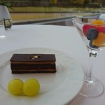 ジャルダン ポール・ボキューズ - デセール：オペラとシャインマスカット、ベリー盛り合わせ