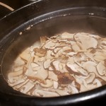 焼肉 展 - 土鍋に大量の松茸が乗っていました。