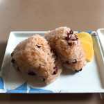 手打ちうどん　よこい - 赤飯オニギリ