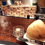 リストランテ ミヤマ162 - コースに付く燻製バターとフォカッチャ