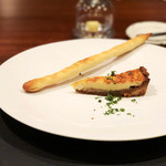 リストランテ ミヤマ162 - 淡路島玉ねぎのタルトとグリッシーニ('18.10月/5500円コース)