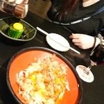 彼女さんと淡路島のオニオンスライスとニラ卵