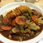 カレーリブズ - チキンカツカレーに野菜トッピングです　たっぷり野菜が◎