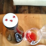 ブリコラージュ ブレッド アンド カンパニー ダイニング・カフェ - てんとう虫が描かれたデザインキャップのボトル。