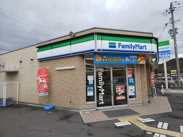 近所のファミマ 高円寺純情商店街「ファミマ」の隣に「ファミマ」 移転を前に2軒