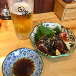 Yakitori Honetsukidori Tanakaya - かつお藁焼き 塩とにんにくでいただきました♡ テーブルに伯方の塩があります(´･ω･`)