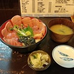 海鮮居酒屋 平目板 - まぐろ丼（ランチ）です