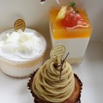 La patisserie comme vacance - 写真奥　「クリームチーズと白ワイン」、「ヨーグルトのデザート」