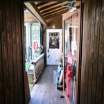 CENTER4 HAMBURGERS - 店内までの通路