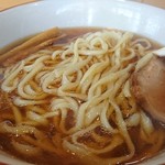 そばいち - 麺のすくって観察します。この麺良いなぁ、中太やや縮れ麺。スープが良く絡みます。