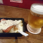 平塚バル ＳＯＬＥ - ベーコンポテトのチーズがけ＆生ビール