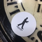 ビールスタンド重富 - 樽の前にコースターと共に