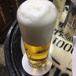 ビールスタンド重富 - 2度注ぎ  注ぎ間隔をしっかり空けて泡でフタをします