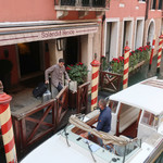 LA BOTTEGA - スーツケースを運んで・・