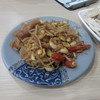 易記牛肉麵 - 料理写真:先ず小采を２つテーブルに持って来ました。

一皿目はもやしの湯葉揚げの小鉢２５台湾ドル。
