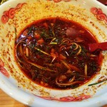 麺屋遼太郎 - スープは赤いけれど優しい辛さ。背脂が嬉しい。ネギも最後までよく絡んでいます(2018.11.13)