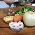 カジュアルダイニング ター - トレーに焼野菜と蒸し野菜を