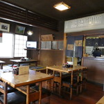 あたご食堂 - 小上がりとテーブル席からなる店内