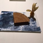 ラ ペ - フォアグラゴーフレット、添えは食用鬼灯