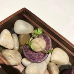 ラ ペ - ラぺ色々オードブル、料理の下は本物の石