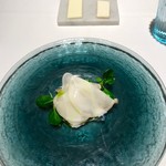 ラ ペ - サバとカブのラビオリ仕立て　燻製ヨーグルトソース、皿の色とのコントラストがいい