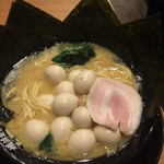 横浜家系ラーメン 丸岡商店 - 醤油うずらラーメンにうずらダブルトッピングと海苔トッピング