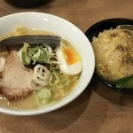 Ganso Sapporo Ya - 半炒飯と半味噌ラーメンの半々セット 1,050円♪